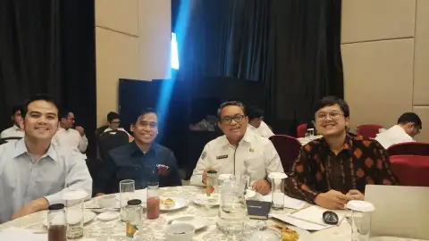 Rahadian with the UNISBA team and a Ministry of Villages official at a planning workshop